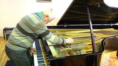Професія настроювача струнно-клавішних музичних інструментів у Житомирі вимирає Професія настроювача струнно-клавішних музичних інструментів у Житомирі вимирає