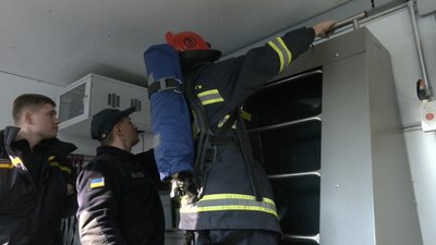 Черкаські рятувальники відпрацьовували навички на німецькому мобільному тренажері Черкаські рятувальники відпрацьовували навички на німецькому мобільному тренажері