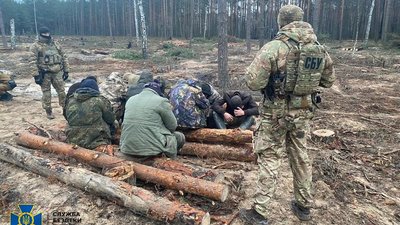 Мили на землях лісгоспу: рівненська СБУ упіймала понад десяток старателів