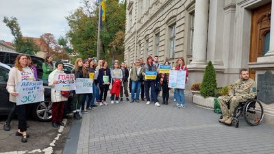 У Львові відбувся шостий пікет під гаслом "Спочатку дрони, потім стадіони" У Львові відбувся шостий пікет під гаслом "Спочатку дрони, потім стадіони"