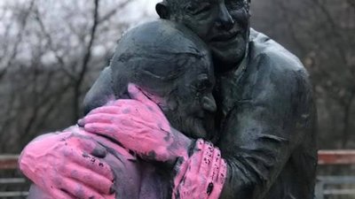 У Києві невідомі облили фарбою скульптуру "Історія закоханих"