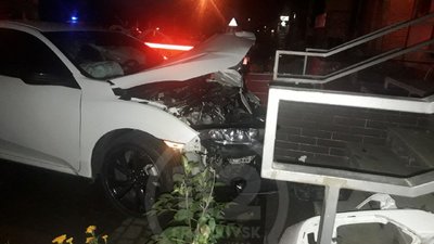 У середмісті Франківська автомобіль Honda в'їхав у сходи будинку