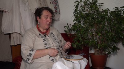 Черкаська вишивальниця у четвертому поколінні відроджує старовинні орнаменти Черкаська вишивальниця у четвертому поколінні відроджує старовинні орнаменти