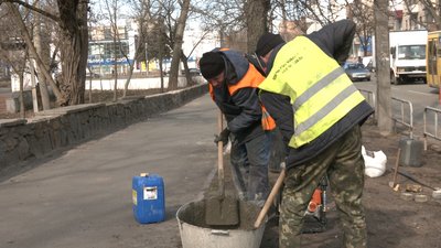 Працюють у холод і в дощ: як комунальники відзначають професійне свято Працюють у холод і в дощ: як комунальники відзначають професійне свято