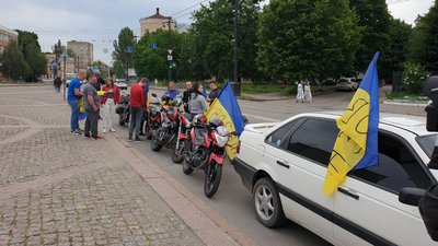 Рідні полонених з "Азовсталі" влаштували у Кропивницькому акцію, щоб про бранців не забували Рідні полонених з "Азовсталі" влаштували у Кропивницькому акцію, щоб про бранців не забували