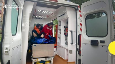 Рятувальникам вдалося дістати жінку з пастки та передати медикам