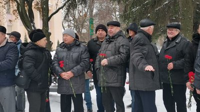 У Полтаві поклали квіти для вшанування ліквідаторів аварії на ЧАЕС У Полтаві поклали квіти для вшанування ліквідаторів аварії на ЧАЕС