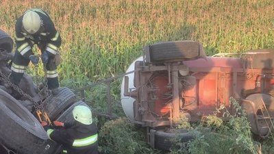 На трасі Суми-Білопілля перекинувся бензовоз