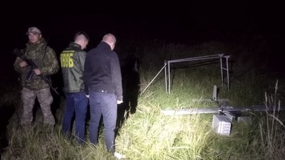 Саморобний безпілотник та 600 пачок сигарет вилучили прикордонники на Ужгородщині Саморобний безпілотник та 600 пачок сигарет вилучили прикордонники на Ужгородщині
