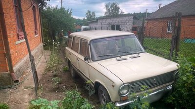 Автомобіль "ВАЗ-2102", водійка якого наїхала на свого вітчима, який загинув
