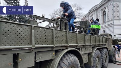До Дня ЗСУ у Сумах влаштували виставку військової техніки До Дня ЗСУ у Сумах влаштували виставку військової техніки