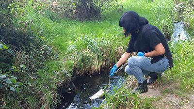 Екоінспектори Хмельниччини знову перевіряють воду з озера в мікрорайоні Озерна