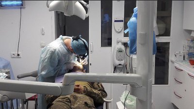 Стоматолог із Тернопільщини безкоштовно лікує бійців на сході України