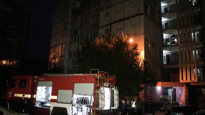 У Дніпрі вогнеборці вивели чоловіка із палаючої квартири