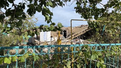 У Правдиному на Херсонщині будівельники з різних регіонів України відновлюють пошкоджені обстрілами оселі У Правдиному на Херсонщині будівельники з різних регіонів України відновлюють пошкоджені обстрілами оселі
