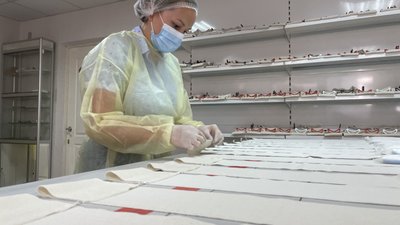 Тисяча бандажів за два тижні: подружжя одеських волонтерів робить кровоспинні пов'язки військовим безплатно