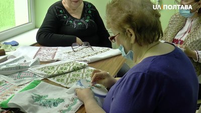 Полтавські волонтерки вишивають рушники для фронтової каплиці