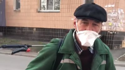 Без захисного костюму, зі спущеною маскою та напідпитку: як у Полтаві дезінфікують будинки