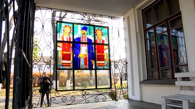 На Житомирщині просто неба діє імпровізована галерея зі скляних вітражів На Житомирщині просто неба діє імпровізована галерея зі скляних вітражів