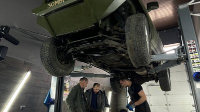 "Воскрешають з мертвих". 10 автомайстрів з Прикарпаття полагодили понад 200 автомобілів з передової "Воскрешають з мертвих". 10 автомайстрів з Прикарпаття полагодили понад 200 автомобілів з передової