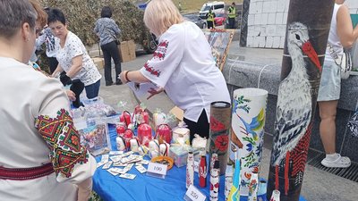 У День Героїв на Майдані Незалежності в Києві волонтери влаштували благодійний ярмарок