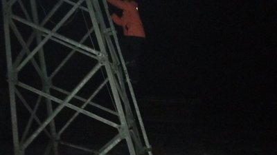 На горі Погар, що поблизу селища Славське, зупинився підйомник із туристами На горі Погар, що поблизу селища Славське, зупинився підйомник із туристами