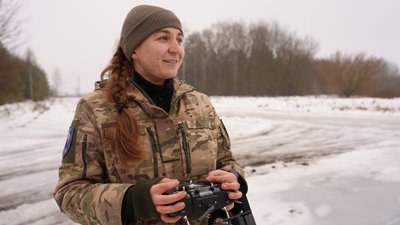 "Це саме боротьба жінок": пілотеса ударних дронів про службу на Сумщині та власну боротьбу "Це саме боротьба жінок": пілотеса ударних дронів про службу на Сумщині та власну боротьбу