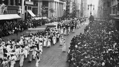 Демонстрація суфражисток у США. Нью-Йорк, 1913 рік Демонстрація суфражисток у США. Нью-Йорк, 1913 рік