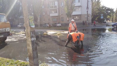 Вулиці Бердянська залило стічними водами Вулиці Бердянська залило стічними водами