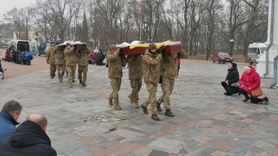 На Чернігівщині поховали трьох бійців, які загинули на Донеччині На Чернігівщині поховали трьох бійців, які загинули на Донеччині