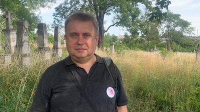 На Тернопільщині жителі зробили толоку на польському кладовищі На Тернопільщині жителі зробили толоку на польському кладовищі