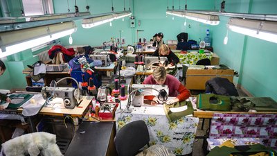 «Прикриває серце». У взуттєвому цеху в Дніпрі тепер шиють жилети для броні – фоторепортаж «Прикриває серце». У взуттєвому цеху в Дніпрі тепер шиють жилети для броні – фоторепортаж