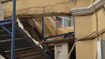 Залишки балкону харківського художнього музею почали демонтувати Залишки балкону харківського художнього музею почали демонтувати