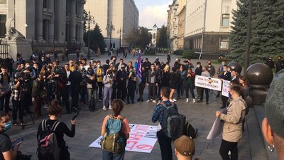 У Києві пів сотні студентів принесли гарбузи під ОП для Шкарлета