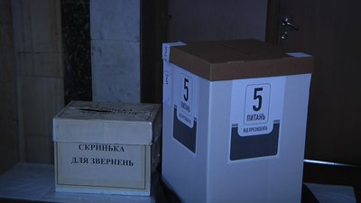 У райцентрі Житомирщини виборцям міряли температуру, проте кабінки для людей з температурою не було У райцентрі Житомирщини виборцям міряли температуру, проте кабінки для людей з температурою не було
