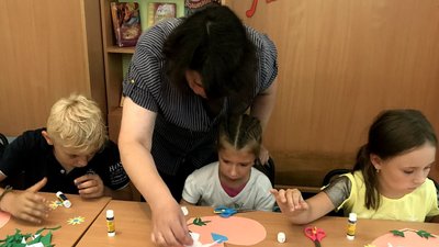 Символічне серце з голубами – в житомирському таборі книголюбів діти робили аплікації до Дня Української Державності Символічне серце з голубами – в житомирському таборі книголюбів діти робили аплікації до Дня Української Державності