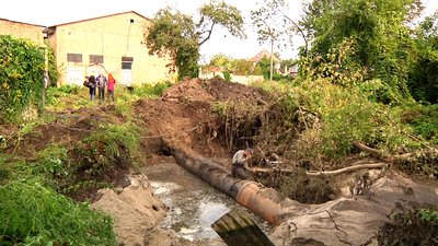Житомирводоканал замінює частину каналізаційної труби, де стався прорив Житомирводоканал замінює частину каналізаційної труби, де стався прорив