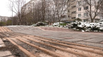 Протрималася три роки. У Кропивницькому на алеї між вулицями Державності й Незалежності руйнується пішохідна доріжка Протрималася три роки. У Кропивницькому на алеї між вулицями Державності й Незалежності руйнується пішохідна доріжка