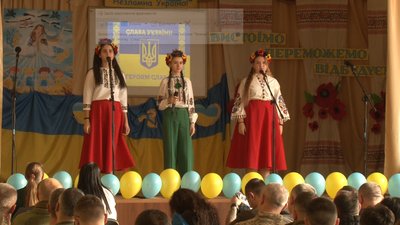 Смаколики, в'язані шкарпетки та сітки: черкаські школярі передали допомогу військовим Смаколики, в'язані шкарпетки та сітки: черкаські школярі передали допомогу військовим