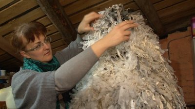 Черкаські волонтери плетуть зимові "кікімори" для військових