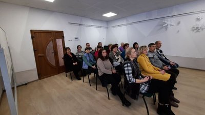 У Тернополі інструктори тероборони навчають учнів і вчителів домедичної допомоги У Тернополі інструктори тероборони навчають учнів і вчителів домедичної допомоги