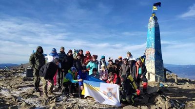 Рятувальник з Волині у повному спорядженні підкорив Говерлу Рятувальник з Волині у повному спорядженні підкорив Говерлу