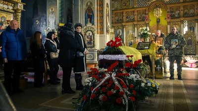 В Мукачеві попрощалися із полеглим захисником Олександром Керекешем В Мукачеві попрощалися із полеглим захисником Олександром Керекешем