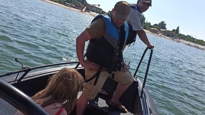 На курорті Херсонщини врятували двох дівчат, яких віднесло у відкрите море