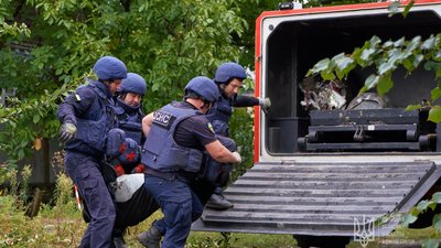 Піротехніки ДСНС України вантажать залишки російської ракети