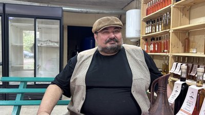 У селі на Полтавщині чоловік виготовляє вино за унікальною стародавньою технологією