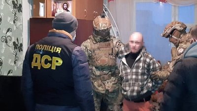Частині фігурантів кримінального провадження слідчі вже повідомили про підозру, а суд узяв під варту. Фото: Нацполіції Хмельницької області. Частині фігурантів кримінального провадження слідчі вже повідомили про підозру, а суд узяв під варту. Фото: Нацполіції Хмельницької області.