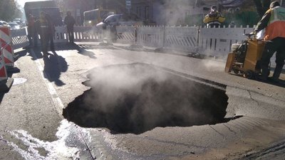 У Житомирі на Великій Бердичівській латають труби у проваллі, в яке втрапив маршрутний автобус У Житомирі на Великій Бердичівській латають труби у проваллі, в яке втрапив маршрутний автобус