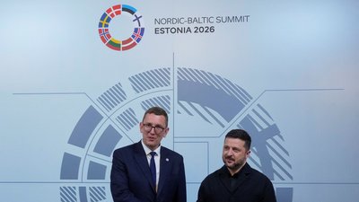 Прем'єр-міністр Естонії Крістен Міхал вітає президента України Володимира Зеленського 