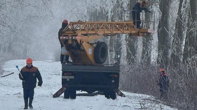 Працівники обленерго лагодять мережу